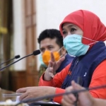 Gubernur Jawa Timur Khofifah Indar Parawansa saat jumpa pers di Gedung Negara Grahadi Surabaya. foto: bangsaonline.com
