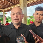 Anggota DPR RI Dapil VI Jawa Timur dari Fraksi PDIP, Romy Soekarno dan Pulung Agustanto, saat memberi keterangan ke awak media ketika reses di Blitar.