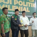 Ketua GPK Jawa Timur, Mujtahidur Ridho atau yang akrab disapa Gus Edo, saat menerima apresiasi dari Forkom Jurnalis Nahdliyin. Foto: Ist