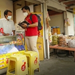 Salah satu karyawan Indosat saat sedang mendatangi konter untuk mengecek kelengkapan kartu perdana dan data. (foto: ist)