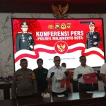 Konferensi pers terkait penganiayaan yang berlangsung di Mapolres Mojokerto Kota.