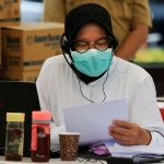 Wali Kota Risma saat di halaman Balai Kota Surabaya.