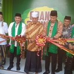 KH Abdul Ghofur dan Bupati Lamongan, Yuhronur Efendi, saat menggunting pita peresmian dibukanya Toserba Sunan Drajat.