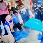 Gubernur Jatim Khofifah bersama Bupati Baddrut Tamam bersama para relawan dapur umum saat menyediakan makanan bagi warga yang terdampak banjir di Kabupaten Pamekasan.