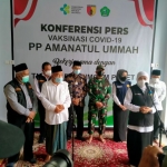Gubernur Jawa Timur Khofifah Indar Parawansa saat konfrensi pers di kampus IKHAC didampingi Prof Dr KH Asep Saifuddin Chalim, MA dan para tokoh yang lain, Jumat (1/10/2021). Foto: MMA/ BANGSAONLINE.com