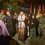 Calon Bupati Bangkalan Nomor urut satu Farid Al Fauzi beserta istri Siti Khofifah saat mengikuti Kirab Sholawat Burdah di Kecamatan Arosbaya, Minggu (8/4) malam.