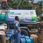 Para warga Lumbang membawa bebarapa jerigen air untuk antre mendapatkan air bersih dari truk tangki Ning Fitri, Rabu (14/10) pagi.
