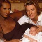 Mendiang David Bowie bersama istrinya, supermodel Rex Iman, dan putrinya Alexandria Zahra Jones. foto:repro mirror.co.uk