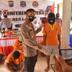 Kapolres Lamongan, AKBP Harun saat berkomunikasi dengan salah seorang tersangka.