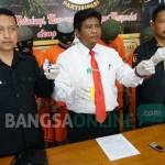 Para pengedar dan barang bukti saat press rilis yang digelar satuan narkoba polres Jombang. foto: rony suhartomo/ BANGSAONLINE