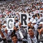 PERINGATI HUT: Sejumlah guru membentangkan poster bertuliskan PGRI saat mengikuti peringatan puncak HUT ke-70 PGRI, di GBK, Jakarta, Minggu (13/12). foto: poskotanews
