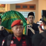 Terlihat Hanindhito Himawan Pramana ikut menggotong keranda jenazah Gus Sunoto