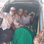 Jenazah ayahanda Riza Shahab saat tiba di rumah duka.