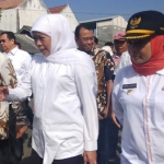 Gubernur Jatim Khofifah didampingi Bupati Fadeli saat kunjungan ke pasar ikan Lamongan.