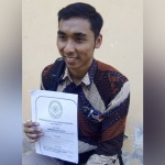 Pengatar surat keputusan PTUN Surabaya Rian Kholilurrahman.