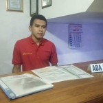 Salah seorang receptionist di sebuah hotel terkemuka di Pacitan. Ia menyebutkan akhir-akhir ini tamu yang berkunjung menurun. foto: YUNIARDI S/ BANGSAONLINE