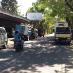 Tampak mobil-mobil pelanggan bengkel depan Dinkes Pacitan yang parkir hingga di dua sisi bahu jalan. foto: YUNIARDI S/ BANGSAONLINE