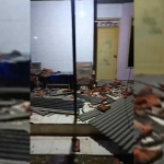 Salah satu rumah warga yang alami kerusakan, akibat diterjang angin kencang di Pamekasan.