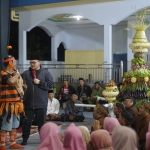 Bupati Kediri Hanindhito Himawan Pramana saat berdialog dan memberi hadiah kepada Ikhsan (dok. Ist)