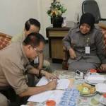 Wali Kota bersama 3 satker saat menandatangani MoU Program KB. foto: andi/BANGSAONLINE