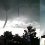 Awan yang menggumpal di atas langit Kota Trenggalek. foto: herman subagyo/ BANGSAONLINE