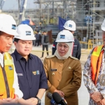Gubernur Khofifah ketika mendampingi Presiden Jokowi saat meninjau progres pembangunan Smelter Freeport dan Groundbreaking Pabrik Foil Tembaga di Gresik.