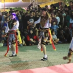 Penampilan tari-tarian saat penutupan Mahakarya Seni dan Budaya di GOR Untung Suropati, Kota Pasuruan.