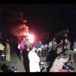Kapal motor yang terbakar jadi tontonan warga. foto: rahmatullah/ BANGSAONLINE