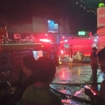 Sebuah bangunan toko oli dan ban yang berada di Jalan Raya Solo 56 Jiwan, Madiun, Jawa Timur terbakar. Kejadian tersebut terjadi sekitar pukul 18.15 WIB pada Minggu (27/6/2021) malam. (foto: ist)