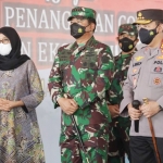 Panglima TNI Marsekal TNI Hadi Tjahjanto dan Kapolri Jenderal Pol Listyo Sigit Probowo meninjau Serbuan Vaksinasi Maritim di Banyuwangi.