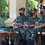 Danrem 084/BJ, Brigjen TNI Widjanarko (tengah depan), saat menghadiri TMMD ke-114 2022 di Sidoarjo.