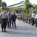Kapolres AKBP Nanang Haryono saat meninjau personel apel gelar pasukan ketupat di Mapolres Tuban.