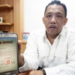 Abdul Malik, SH, MH, Wakil Ketua DPD Partai Gerindra Jatim menunjukkan surat penugasan yang diterima La Nyalla dari Ketua Umum DPP Partai Gerindra, Prabowo Subianto. foto: DIDI ROSADI/ BANGSAONLINE