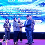 Perwakilan Petrokimia Gresik menerima penghargaan dalam ajang 14th SPS Awards. Foto: Ist