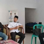 Mediasi yang dilakukan Kepala Desa Ledokombo, Sandi.
