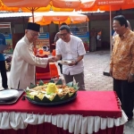 KH Dr Ir Salahuddin Wahid, Rektor Unhasy Tebuireng, Jombvang Jawa Timur memotong tumpeng sebagai tanda rasa syukur atas terwujudnya Unit Pujasera Unhasy Tebuireng Jombang.
