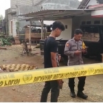 Petugas Satreskrim Polres Tuban saat melakukan olah TKP peristiwa pembacokan perangkat desa.