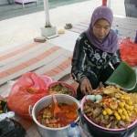 Salah satu penjual nasi Boran yang mangkal di depan Plaza Lamongan.