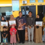 Kepala Desa Pelemwatu, Sukayin, bersama para penerima BLT tahun ini. Foto: Ist