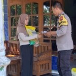 Layanan antar beras SPHP dengan metode COD ke rumah warga di Jogorogo Ngawi