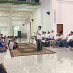 Dr Muhammad Albarraa (Gus Barra) saat menyampaikan sambutan di depan  korcam dan kordes relawan pemenangan Mubarok Kecamatan Trowulan di Kampus KH Abdul Chalim (UAC) Pacet Mojokerto, Kamis (19/9/2024). Foto: M. Sulthon Neagara/bangsaonline