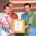 Manajer Humas PG Yusuf Wibisono saat menerima penghargaan. foto: SYUHUD/ BANGSAONLINE