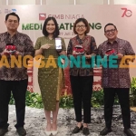 Head of Region Jawa Timur CIMB Niaga, Rhena Octaria (dua dari kiri), saat menunjukan aplikasi layanan digital. Foto: SYUHUD/BANGSAONLINE.