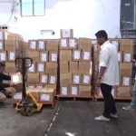 Petugas mengecek surat suara yang dikirim ke gudang penyimpanan KPU Jember di Jl. Imam Bonjol, Kecamatan Kaliwates.