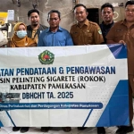 Tim pengawas dari Disperindag Pamekasan saat melakukan pengawasan mesin pelinting rokok ke industri rokok lokal.