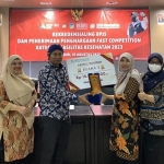 
Kepala BPJS Kesehatan Cabang Kediri, Tutus Novita Dewi saat menyerahkan penghargaan kepada Direktur RSUD SLG Kabupaten Kediri, dr. Tony Widyanto. (Ist). 