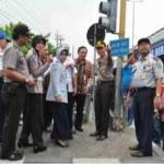 Petugas gabungan meninjau salah satu titik macet di bawah Jembatan Waru.