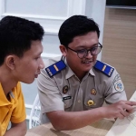 Masyarakat saat mendapat pengertian dari petugas.