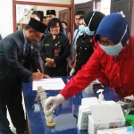 Satu per satu Anggota DPRD Kota Blitar menyerahkan sampel urinenya.