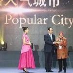 Wali Kota Surabaya ketika menerima penghargaan.